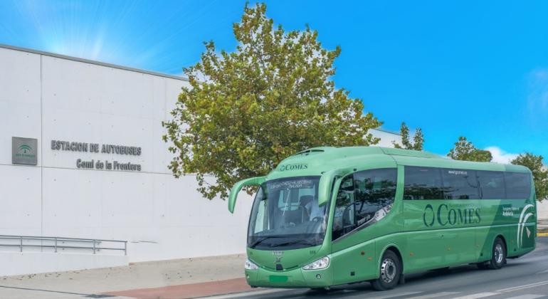 Autobus verde de COMES frente ha fachada blanca de la estación de autobuses de Conil