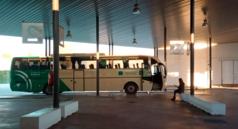 Autobús Consorcio en el apeadero de la estación de autobuses de Conil de la Frontera