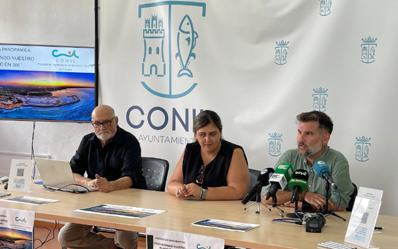 Se puede observar a la Alcaldesa de Conil Inmaculada Sanchez y al delegado de turismo José Ramón Rosado en una rueda de prensa junto al creador digital Manuel Rubio