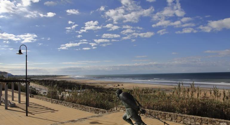 Estatua de bronce de los pescadores a pie de playa