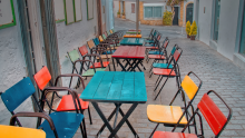 Sillas y mesas de distintos colores de un restaurante destacado de Conil