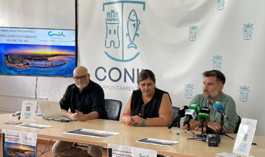 Se puede observar a la Alcaldesa de Conil Inmaculada Sanchez y al delegado de turismo José Ramón Rosado en una rueda de prensa junto al creador digital Manuel Rubio