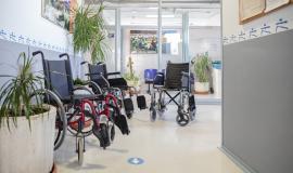 Centro de salud con sillas de ruedas