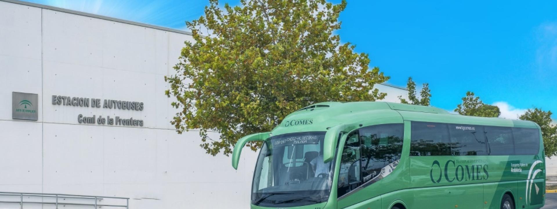 Autobus verde de COMES frente ha fachada blanca de la estación de autobuses de Conil