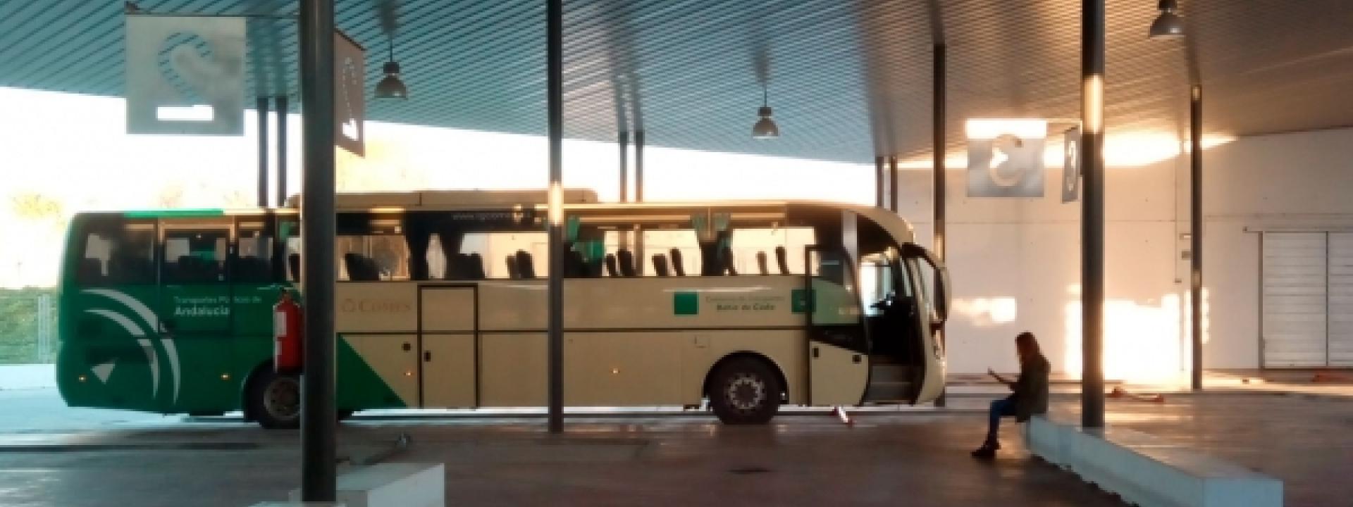 Autobús Consorcio en el apeadero de la estación de autobuses de Conil de la Frontera